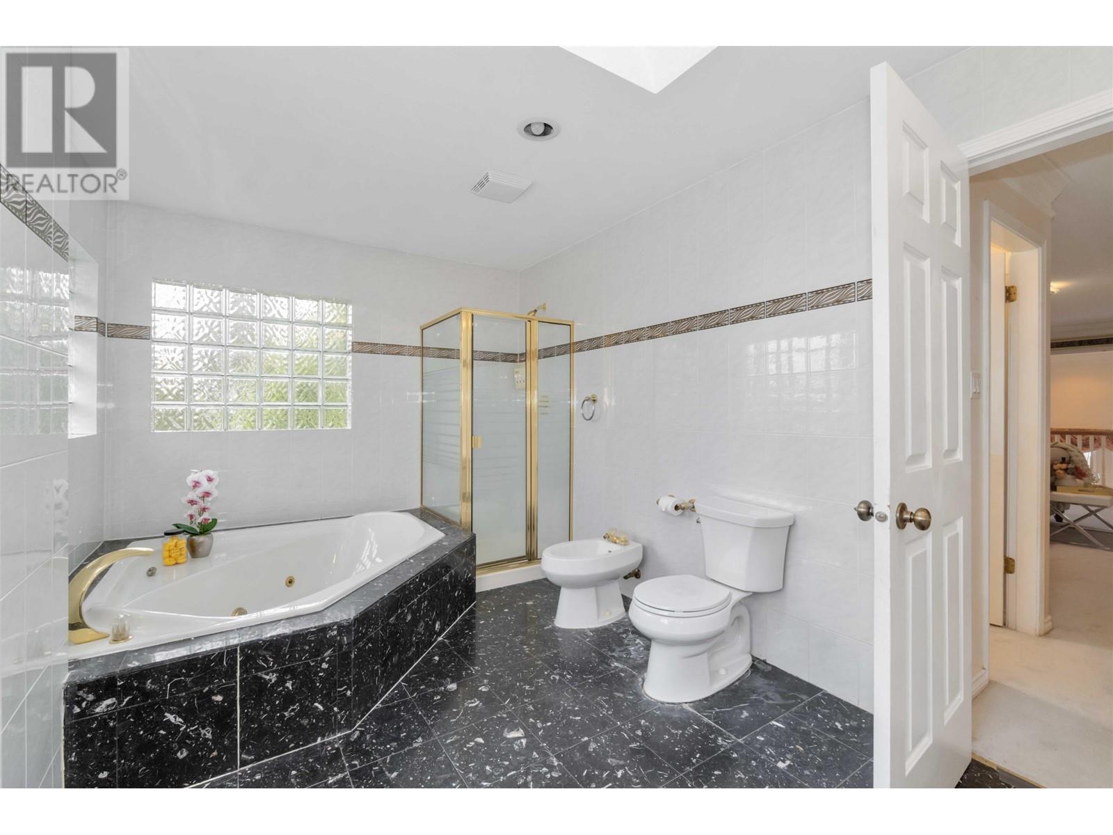 Listing Picture 23 of 40 : 5371 BLUNDELL ROAD, Richmond / 烈治文 - 魯藝地產 Yvonne Lu Group - MLS Medallion Club Member