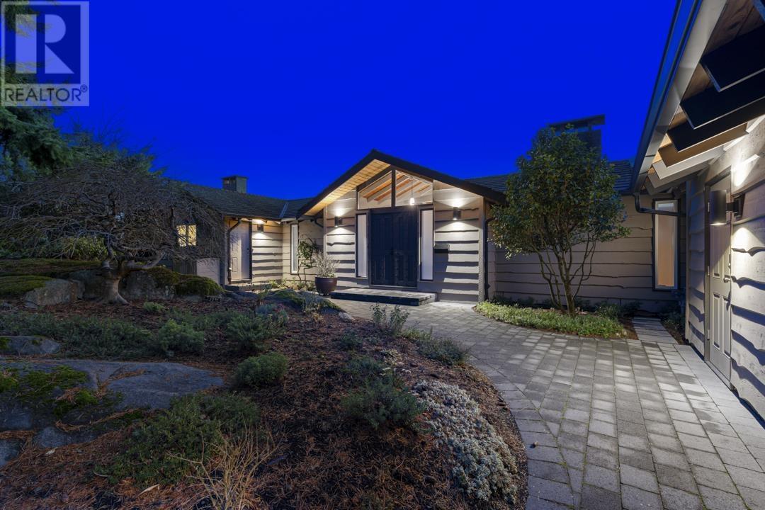 4570 Woodgreen Court, West Vancouver, British Columbia  V7S 2V7 - Photo 3 - R2844698