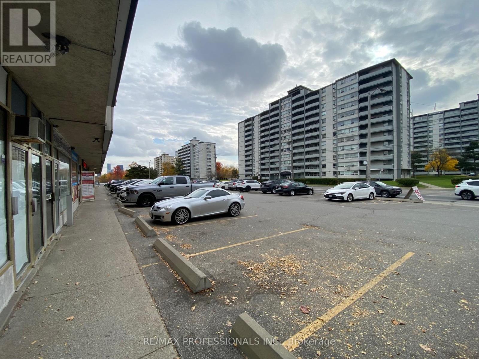 566 Sheppard Avenue W, Toronto (Bathurst Manor), Ontario  M3H 2R9 - Photo 3 - C9513900