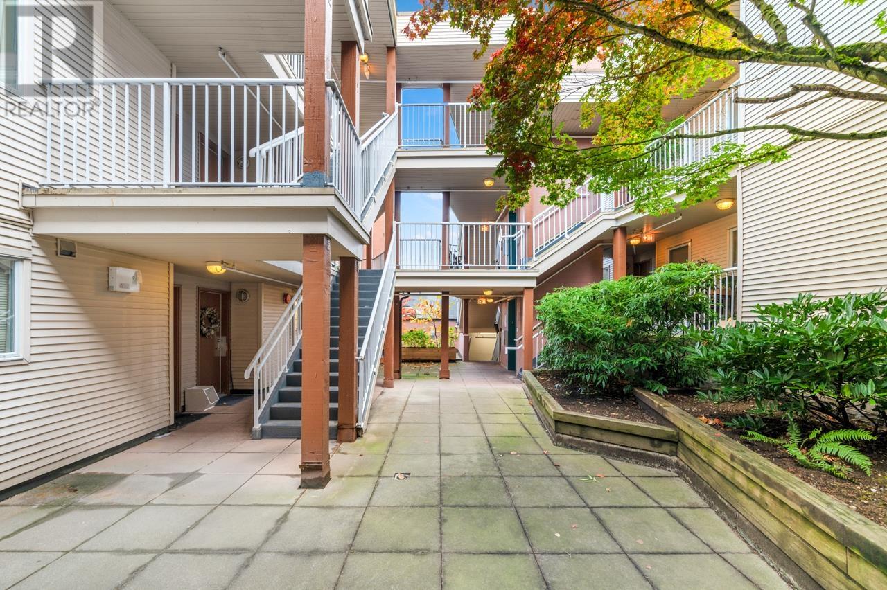 Listing Picture 3 of 5 : 4416 W 10TH AVENUE, Vancouver / 溫哥華 - 魯藝地產 Yvonne Lu Group - MLS Medallion Club Member