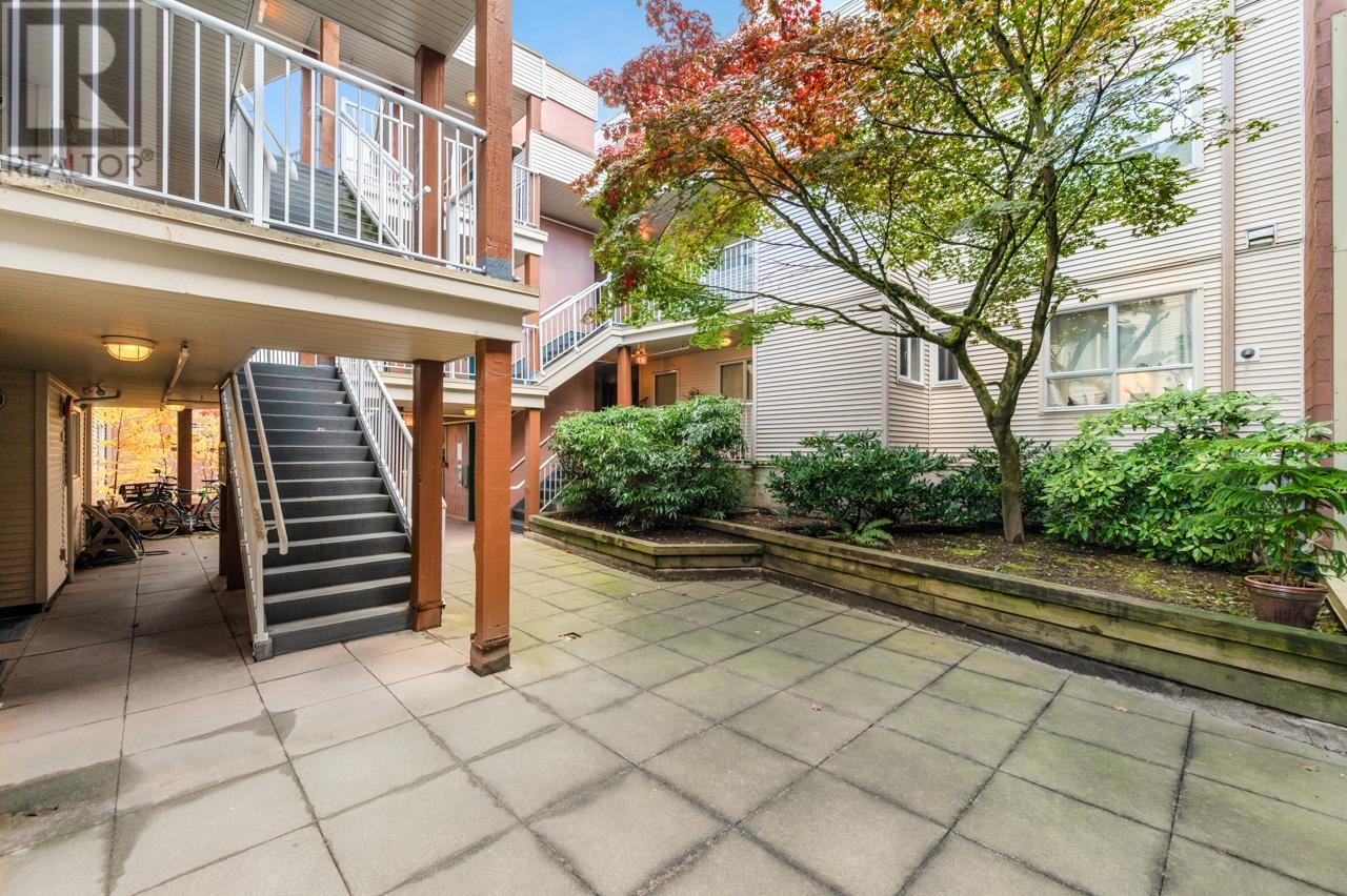 Listing Picture 2 of 5 : 4416 W 10TH AVENUE, Vancouver / 溫哥華 - 魯藝地產 Yvonne Lu Group - MLS Medallion Club Member