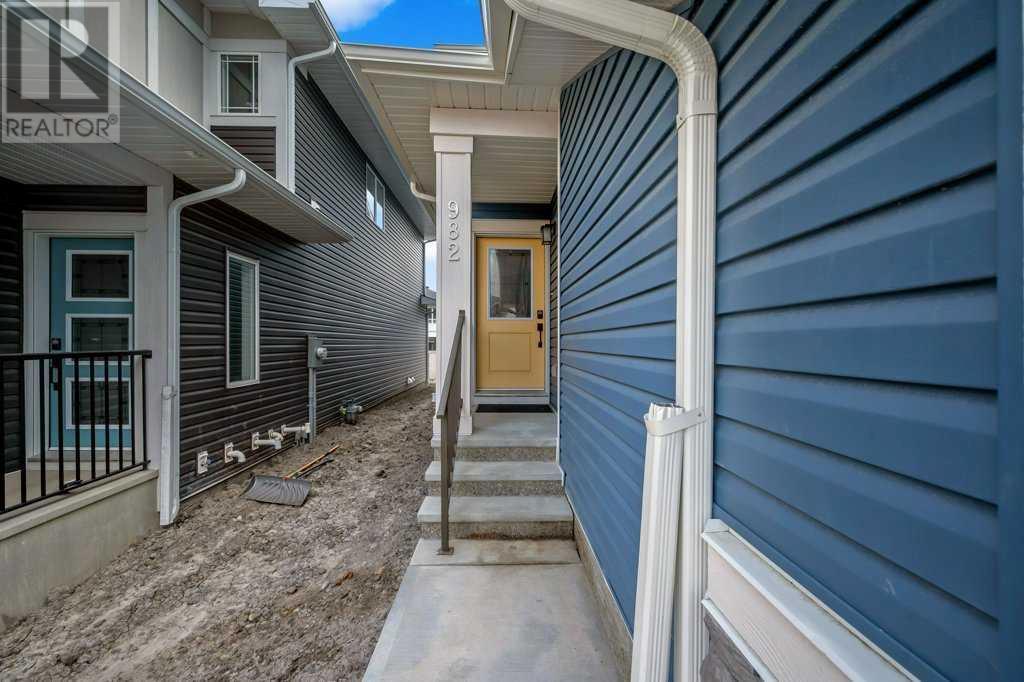 982 Bayview Rise Sw, Airdrie, Alberta  T4B 0R7 - Photo 3 - A2169955