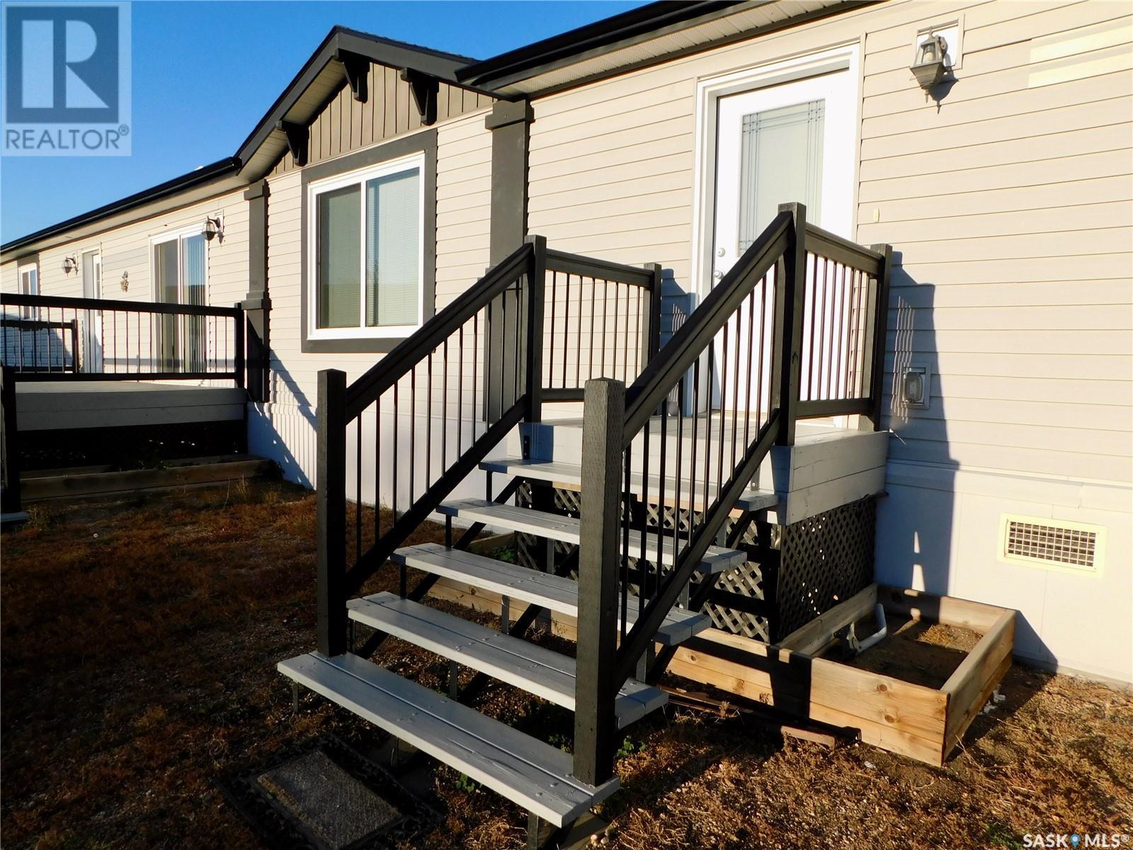 7-8 Allard Bay, Gravelbourg, Saskatchewan  S0H 1X0 - Photo 4 - SK985869