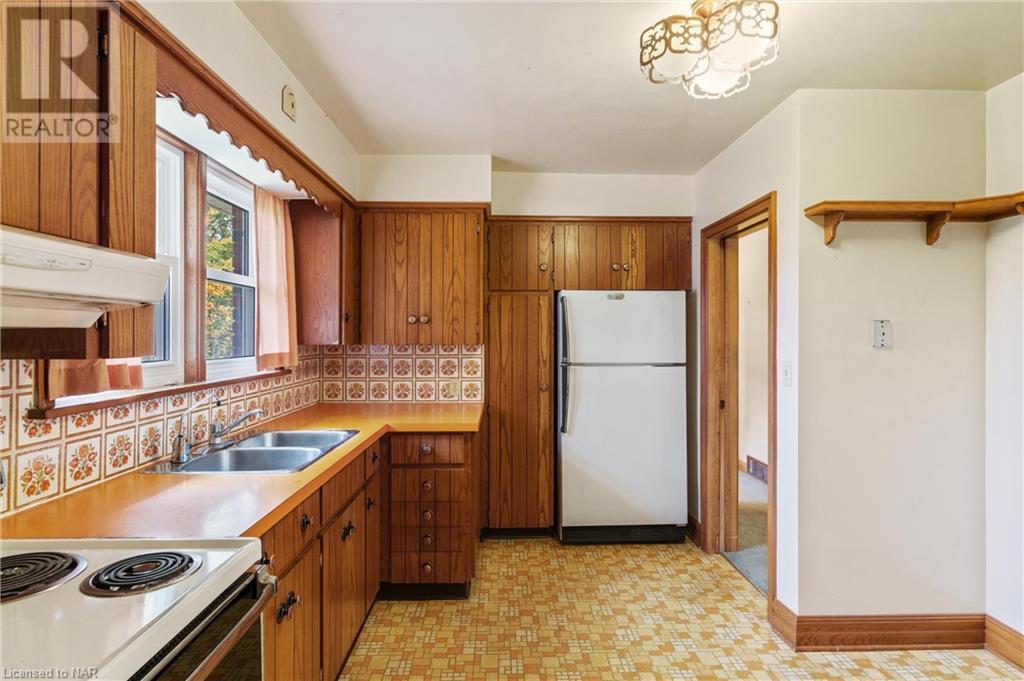 10 West Hampton Road, St. Catharines, Ontario  L2T 3E5 - Photo 8 - 40669809