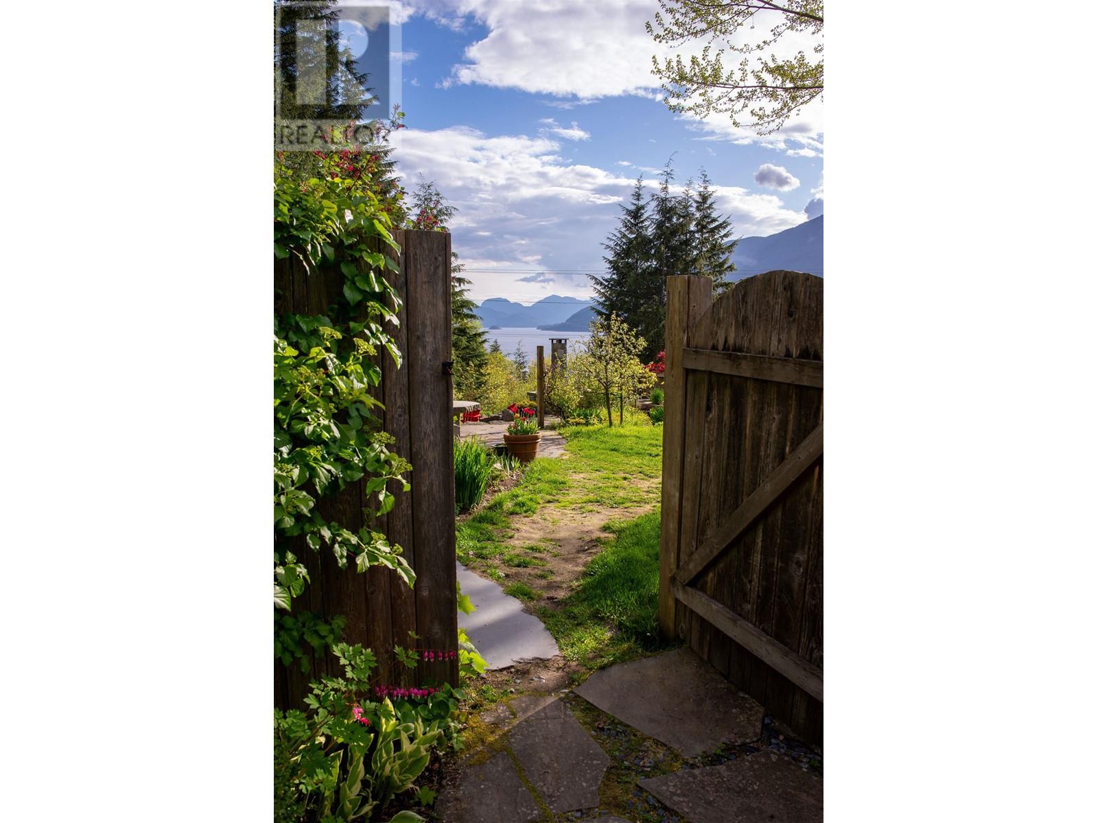 966 Copper Drive, Squamish, British Columbia  V0N 1J0 - Photo 2 - R2939388