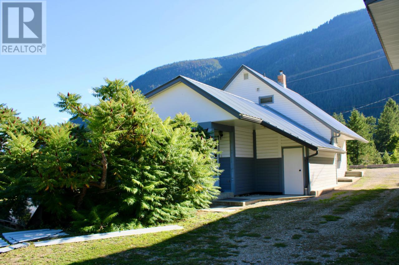 3152  6 Highway Slocan Park