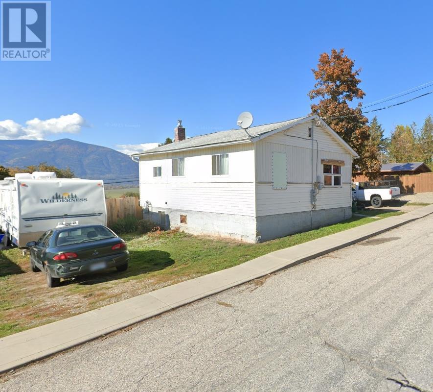 229 9th S Avenue, Creston, British Columbia V0B 1G3 - Photo 2 - 2475845