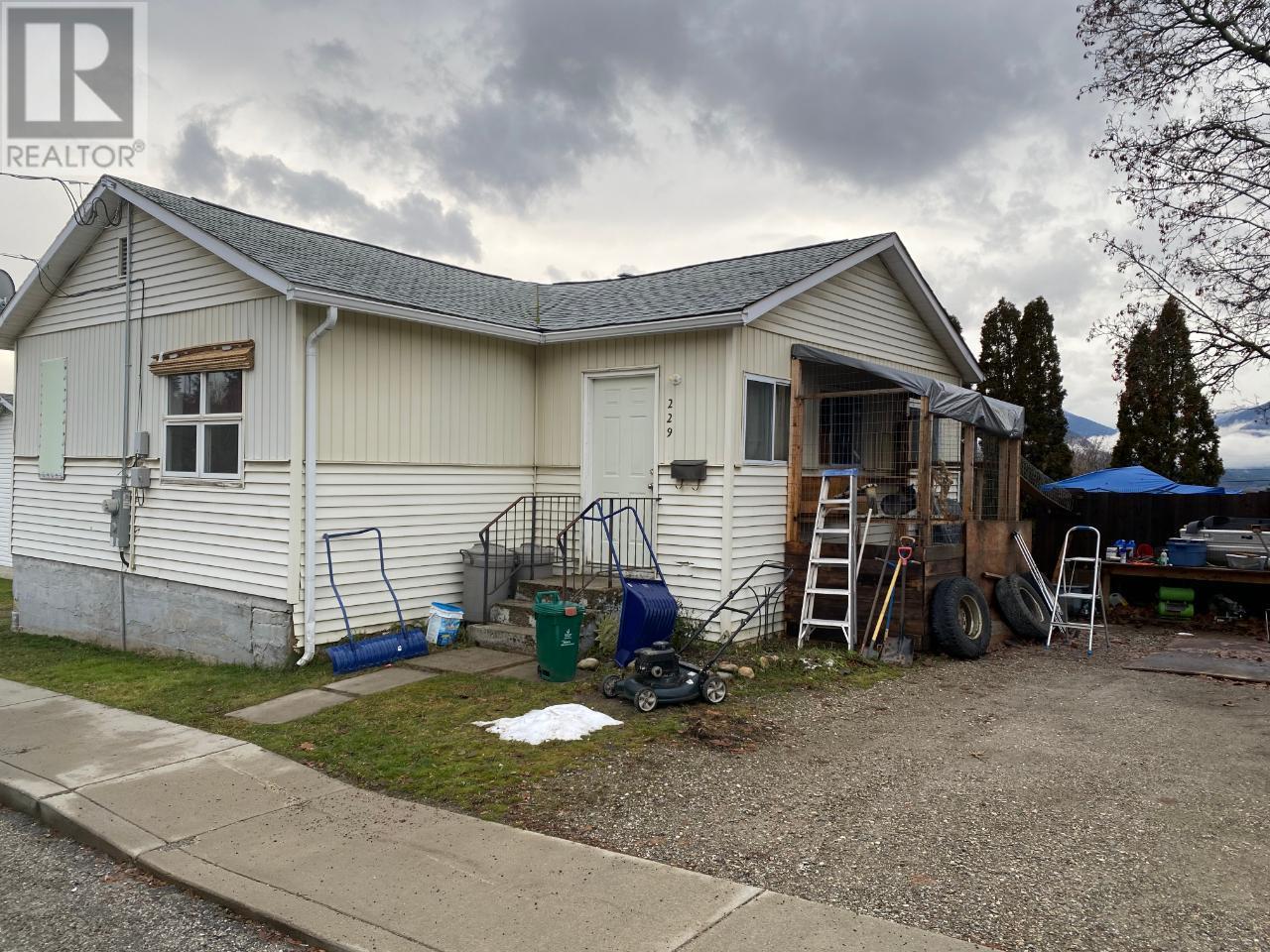 229 9th S Avenue, Creston, British Columbia V0B 1G3 - Photo 5 - 2475845