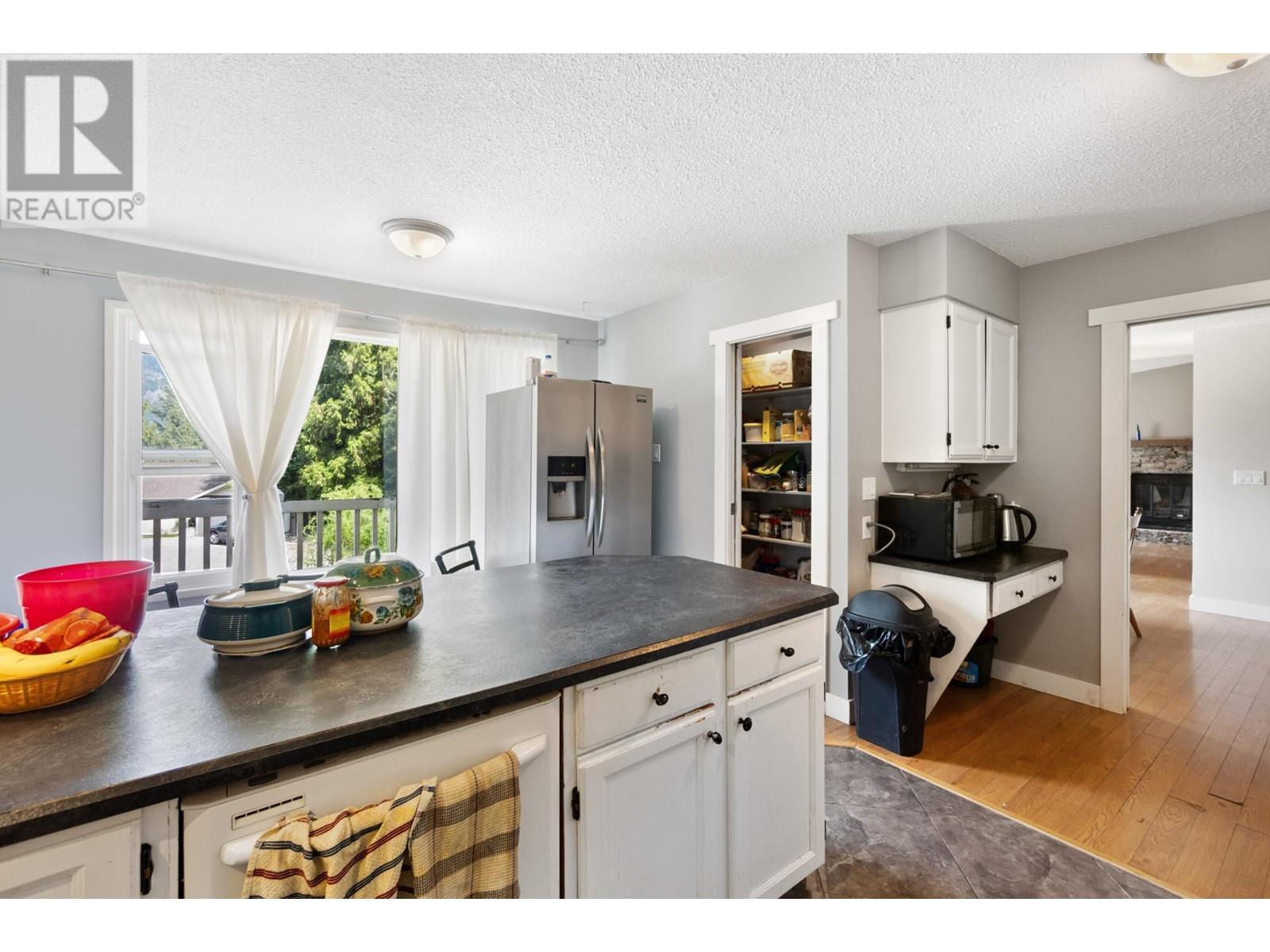 2428 12th Avenue, Castlegar, British Columbia  V1N 4A8 - Photo 11 - 2477005