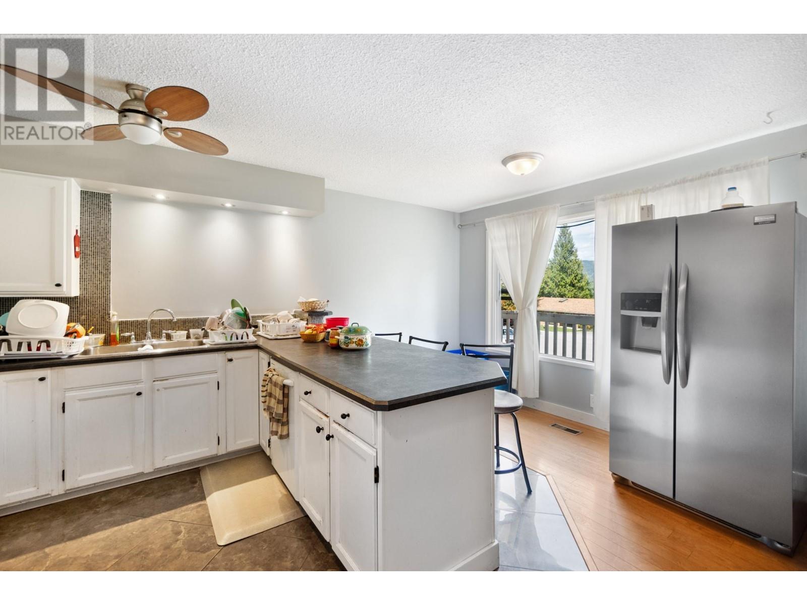 2428 12th Avenue, Castlegar, British Columbia  V1N 4A8 - Photo 10 - 2477005