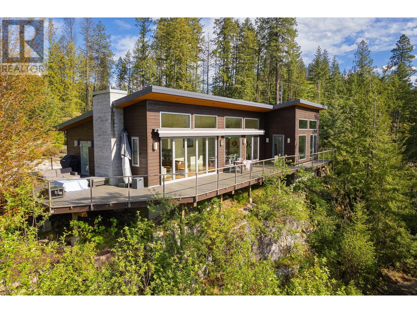 17246 PILOT BAY  Road, Crawford Bay, British Columbia