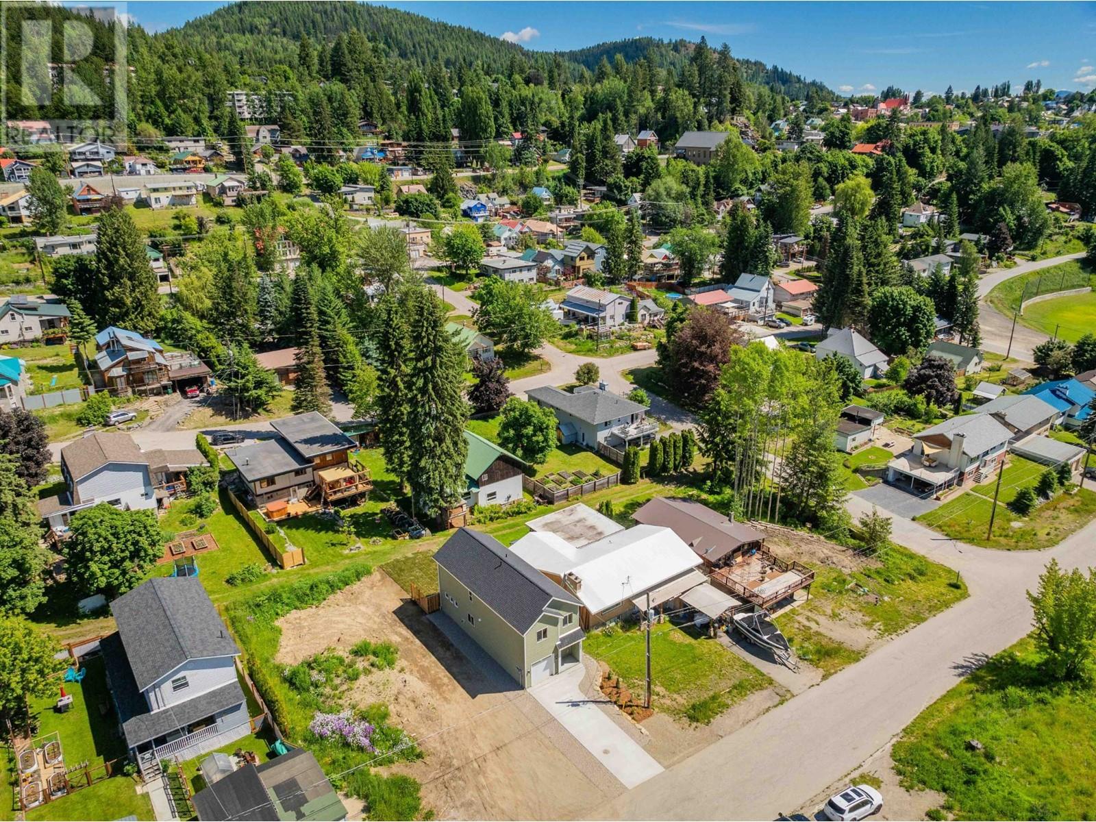 1554 COOK Avenue Rossland