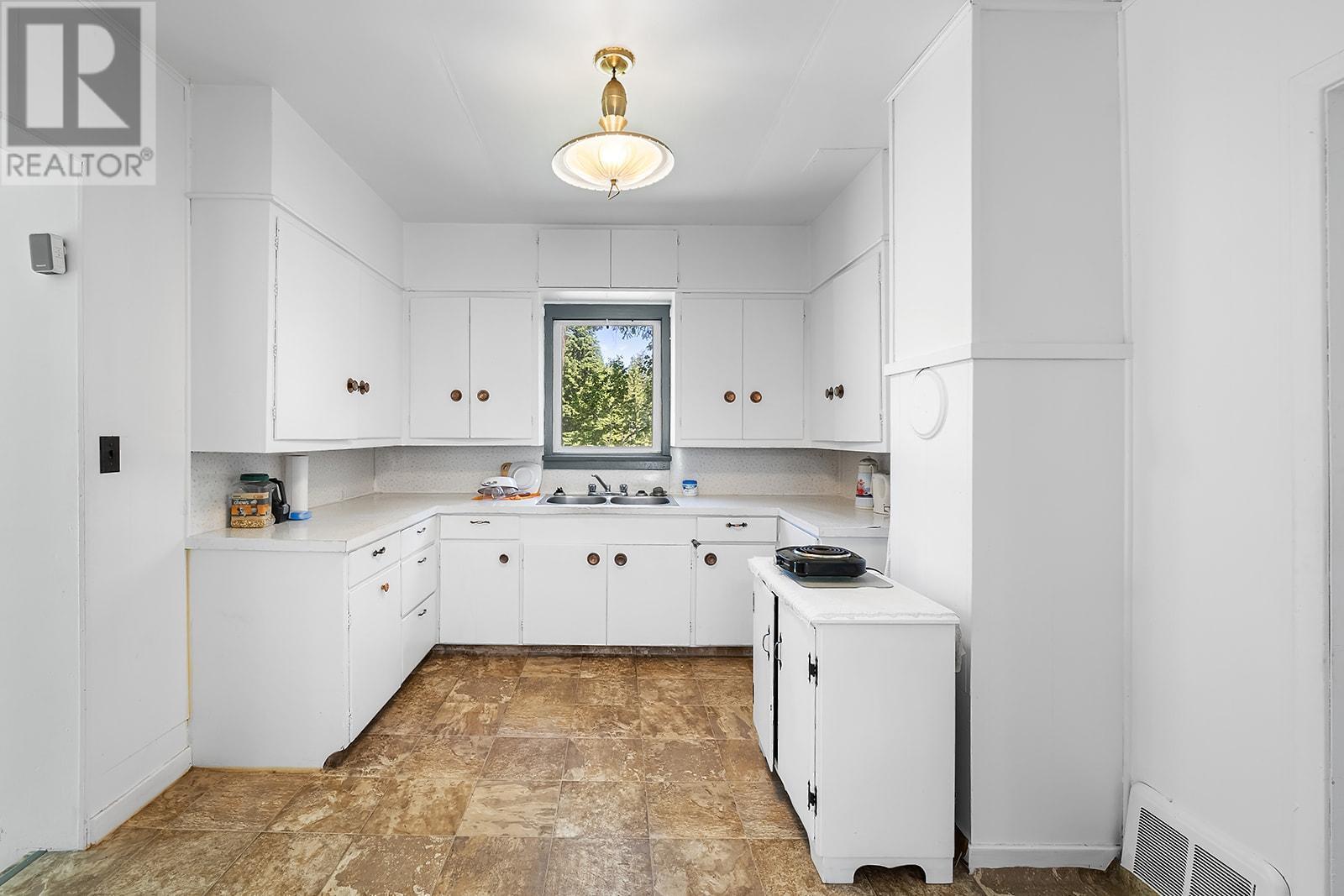 15781 Peters Road, Crawford Bay, British Columbia  V0B 1E0 - Photo 17 - 2478206