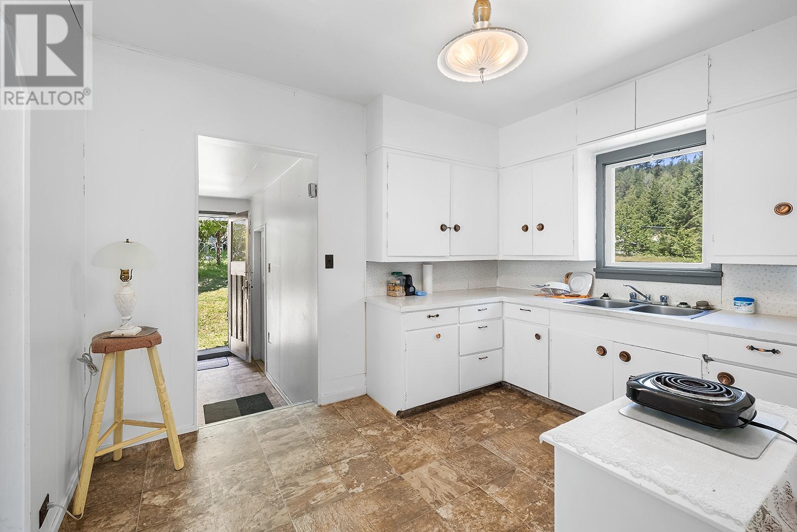 15781 Peters Road, Crawford Bay, British Columbia  V0B 1E0 - Photo 16 - 2478206