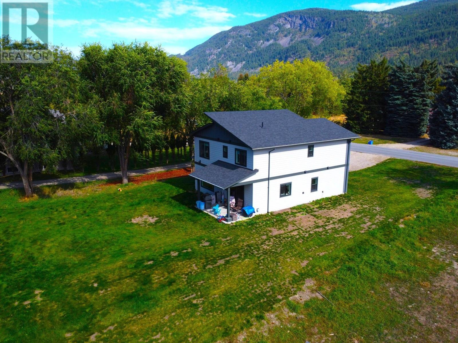 929 WATERLOO  Crescent Castlegar