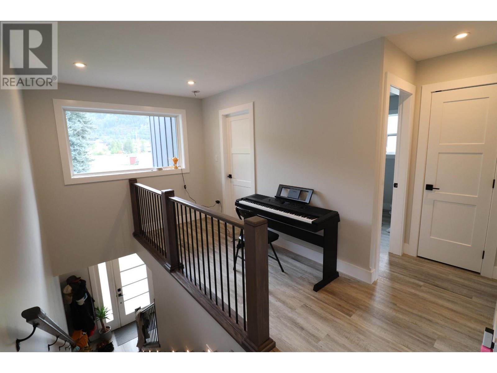 929 WATERLOO  Crescent Castlegar