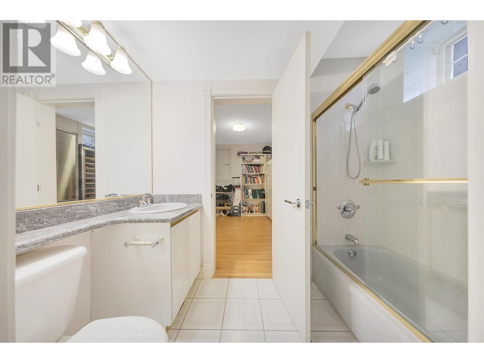 Listing Picture 28 of 34 : 1688 W 61ST AVENUE, Vancouver / 溫哥華 - 魯藝地產 Yvonne Lu Group - MLS Medallion Club Member