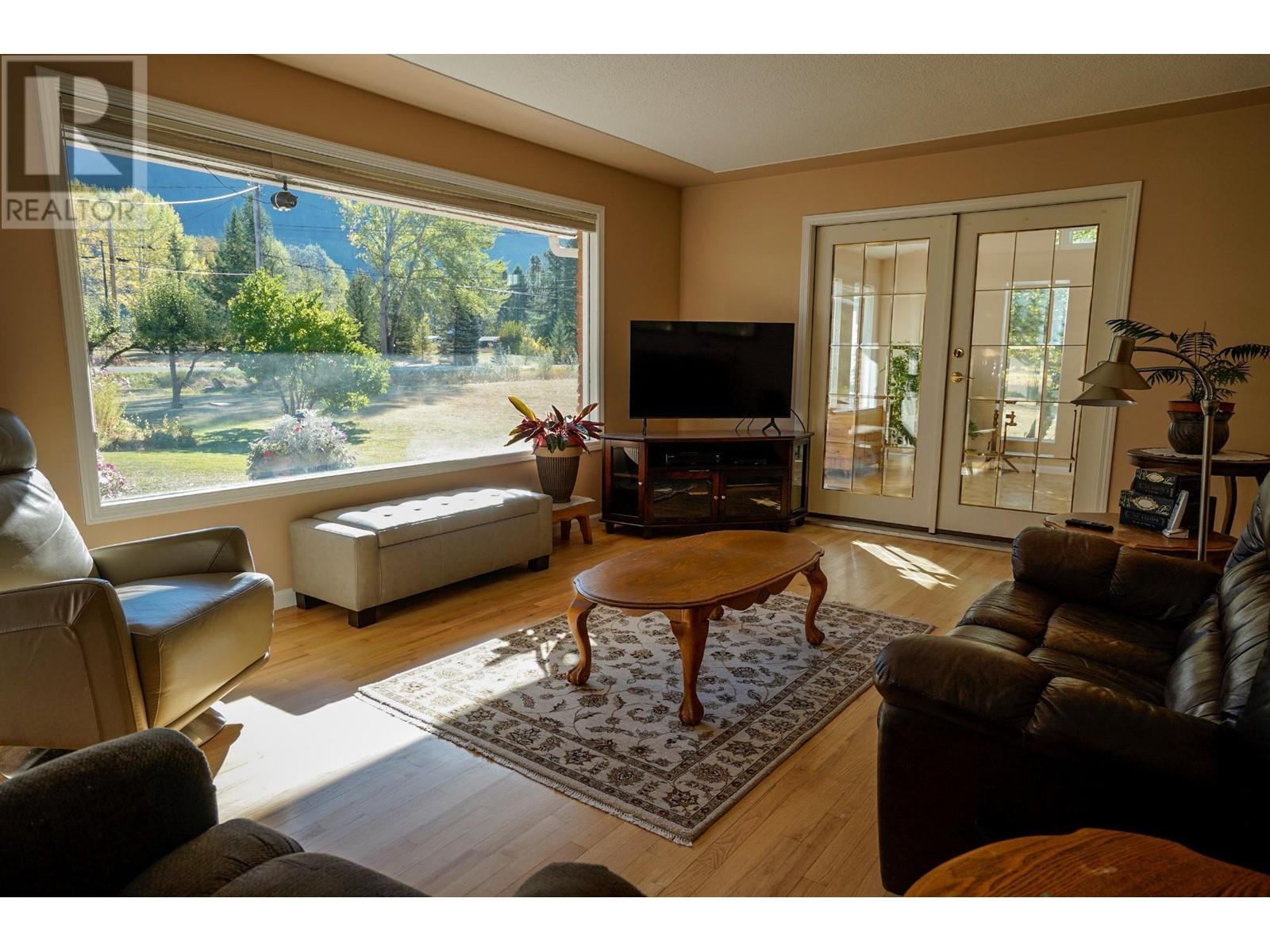 2697 Shoreacres Road, Castlegar, British Columbia  V1N 4R1 - Photo 11 - 2480046