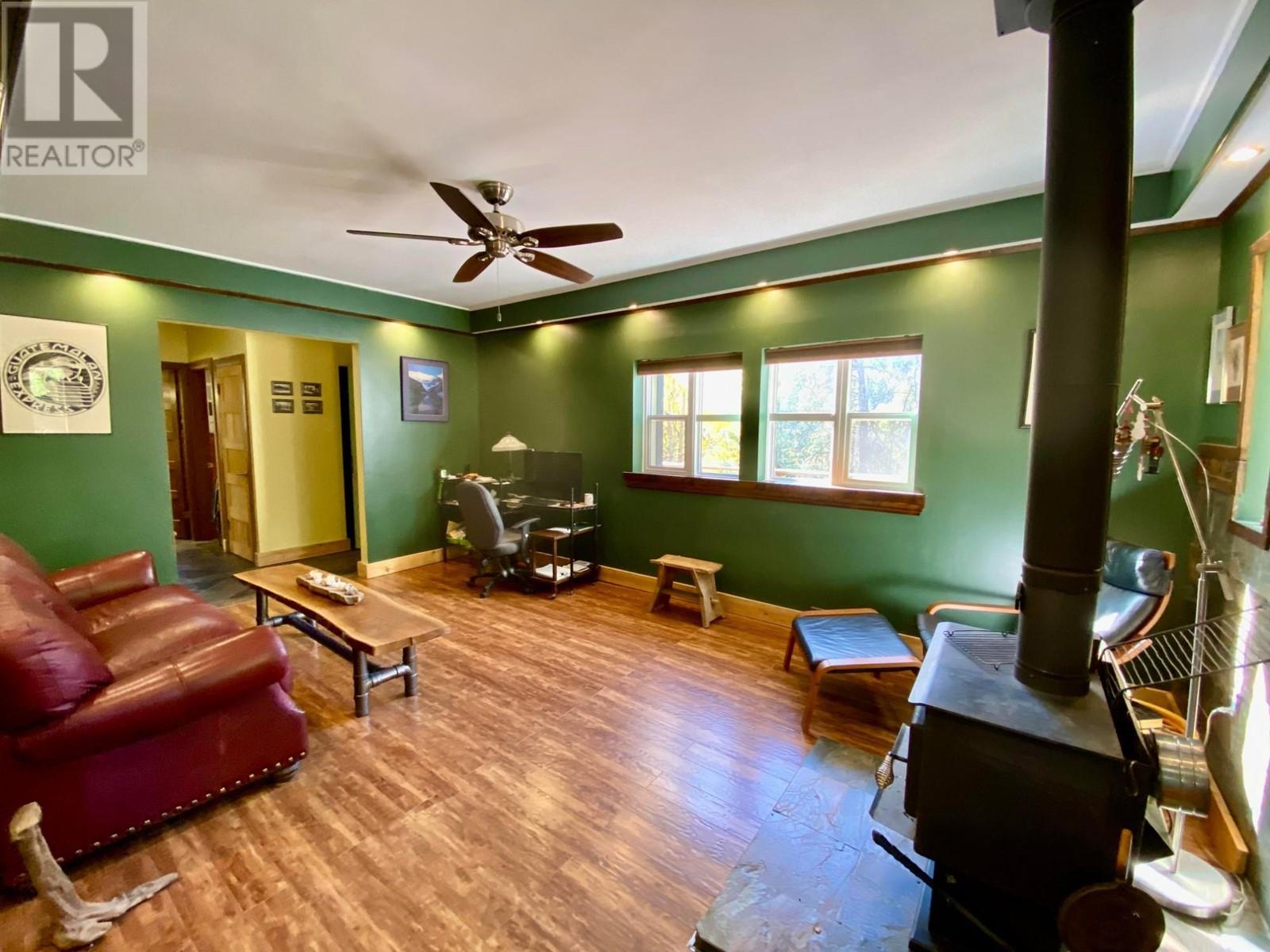 6927 Customs Road, Kingsgate, British Columbia  V0B 1V1 - Photo 8 - 2480062