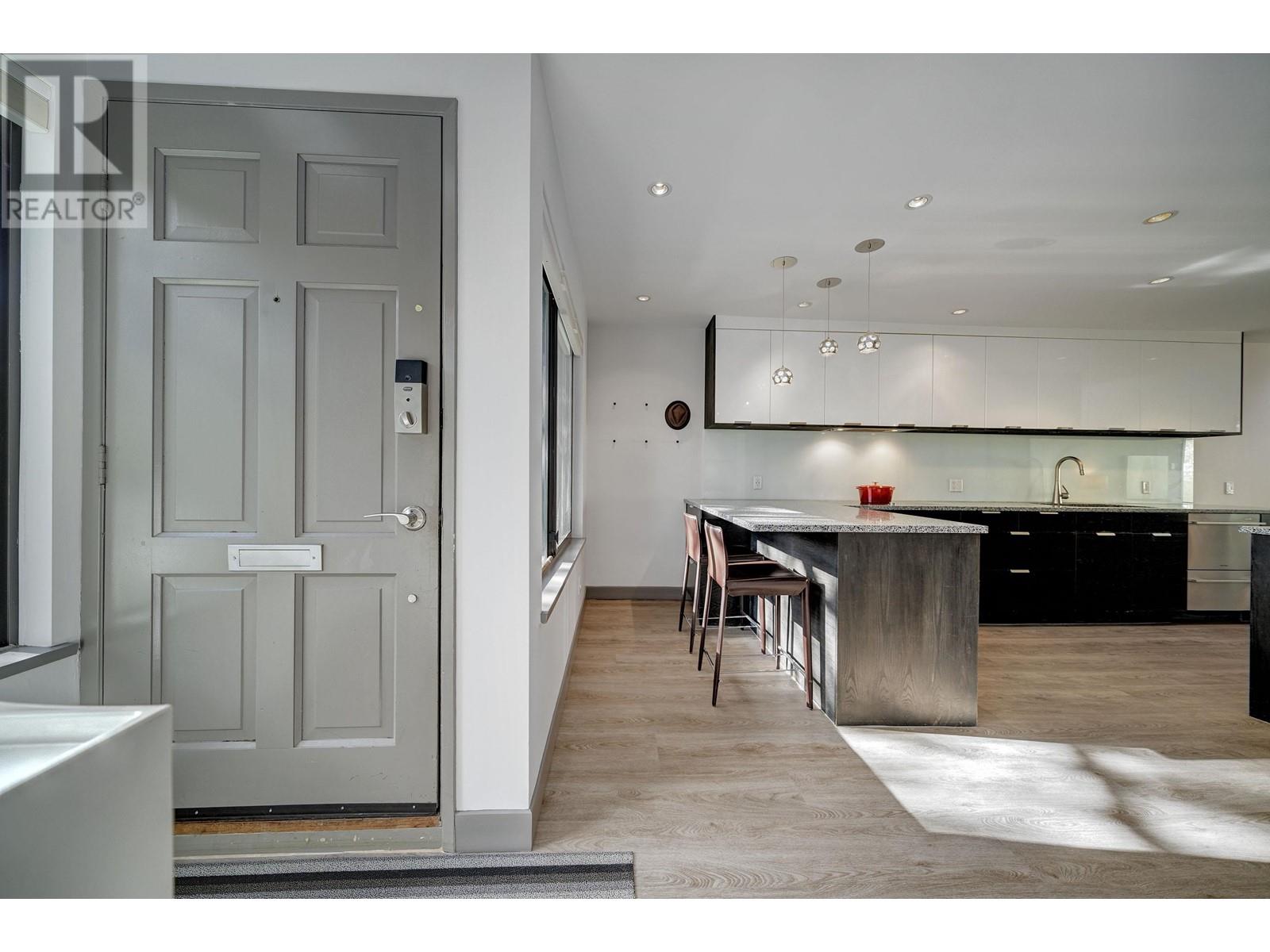 Listing Picture 3 of 40 : 1069 SCANTLINGS, Vancouver / 溫哥華 - 魯藝地產 Yvonne Lu Group - MLS Medallion Club Member