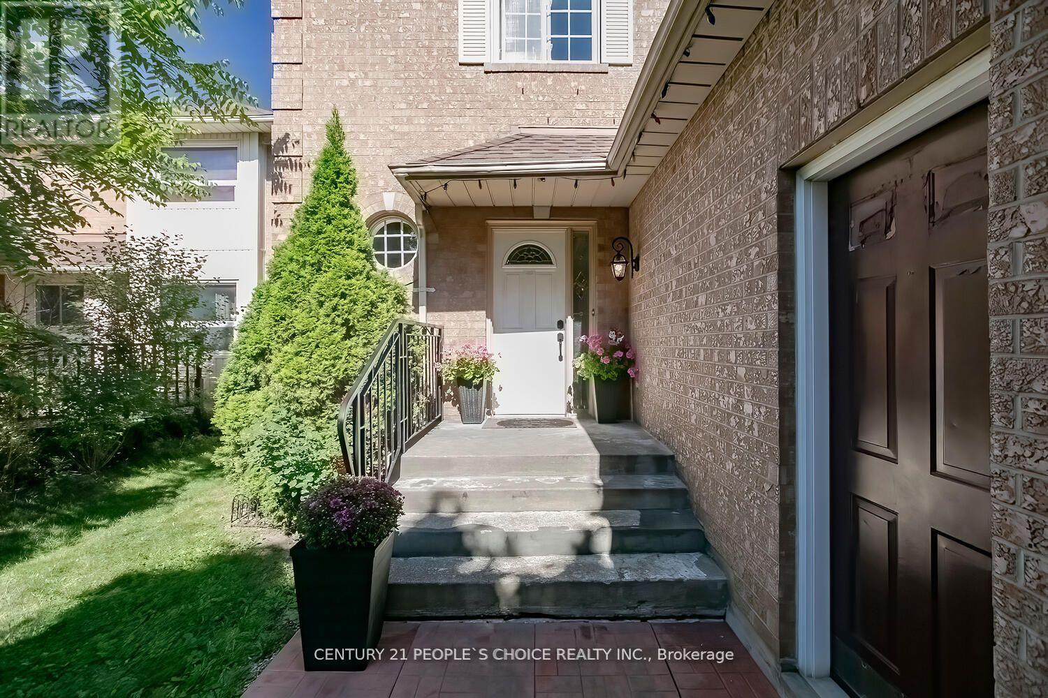 61 Mullis Crescent, Brampton (Fletcher's West), Ontario  L6Y 4S9 - Photo 2 - W9768778