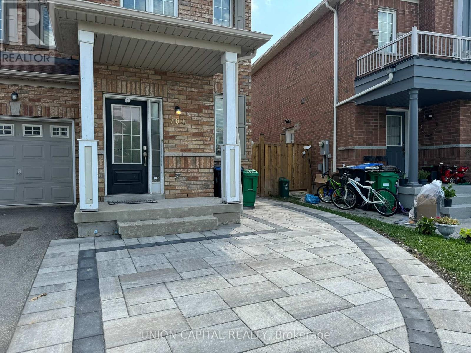 704 Courtney Valley Road, Mississauga, Ontario  L5V 0C3 - Photo 3 - W9769217