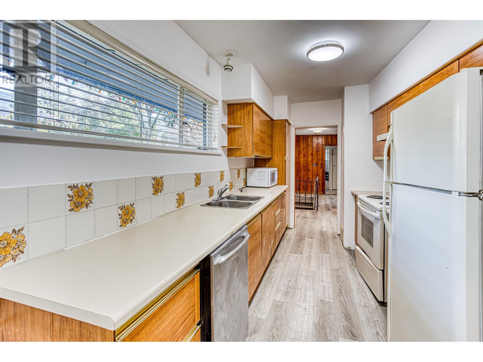 1025 RIDGEWOOD DRIVE