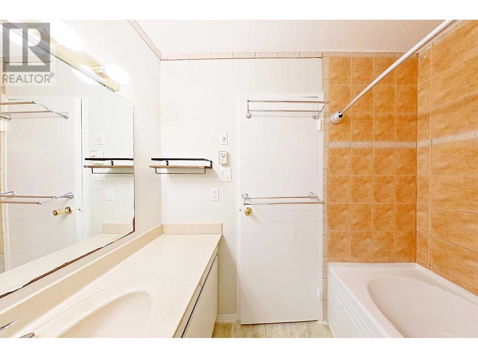 Listing Picture 10 of 35 : 84 10200 4TH AVENUE, Richmond / 烈治文 - 魯藝地產 Yvonne Lu Group - MLS Medallion Club Member