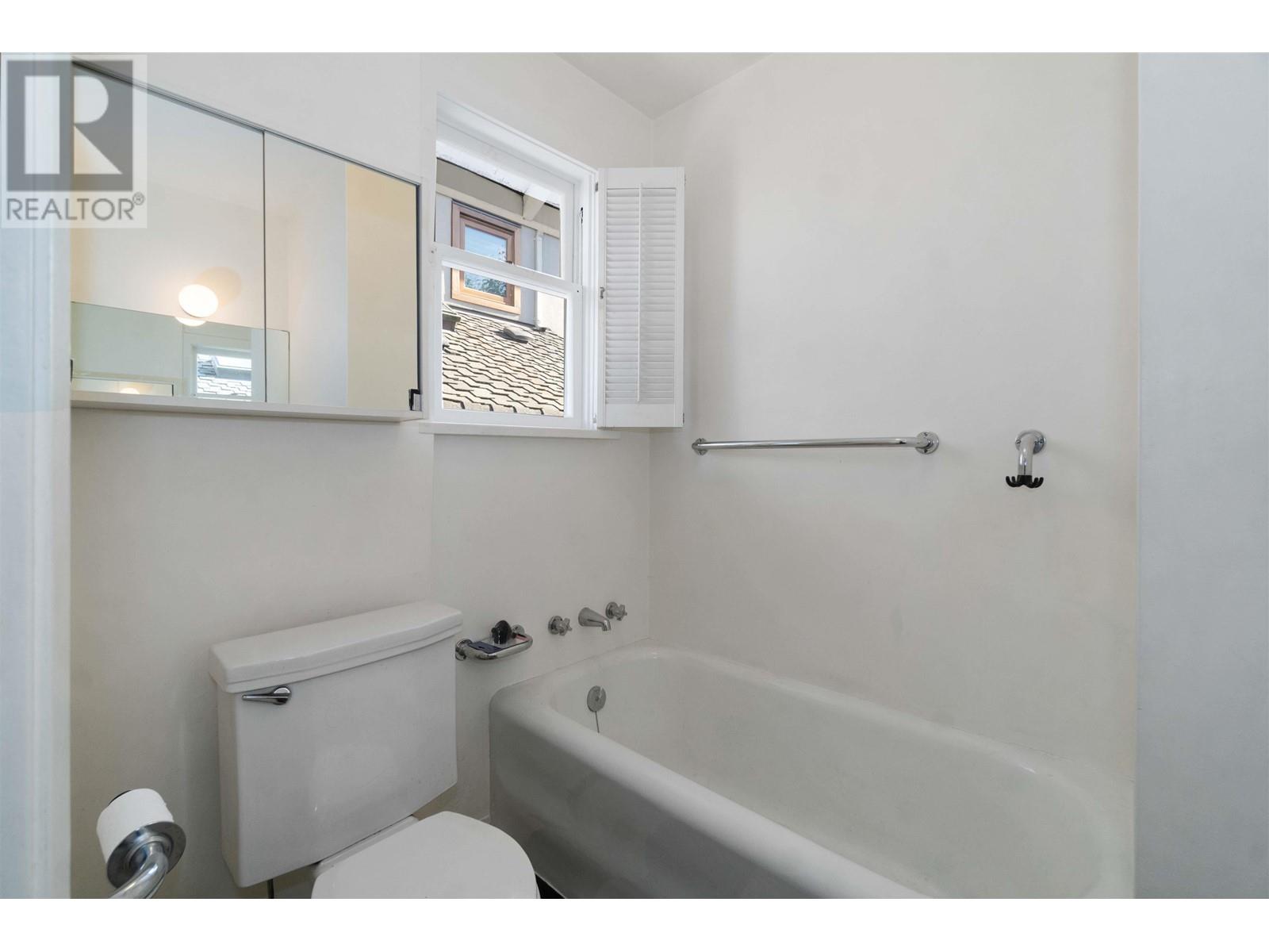 Listing Picture 18 of 32 : 4569 W 2ND AVENUE, Vancouver / 溫哥華 - 魯藝地產 Yvonne Lu Group - MLS Medallion Club Member