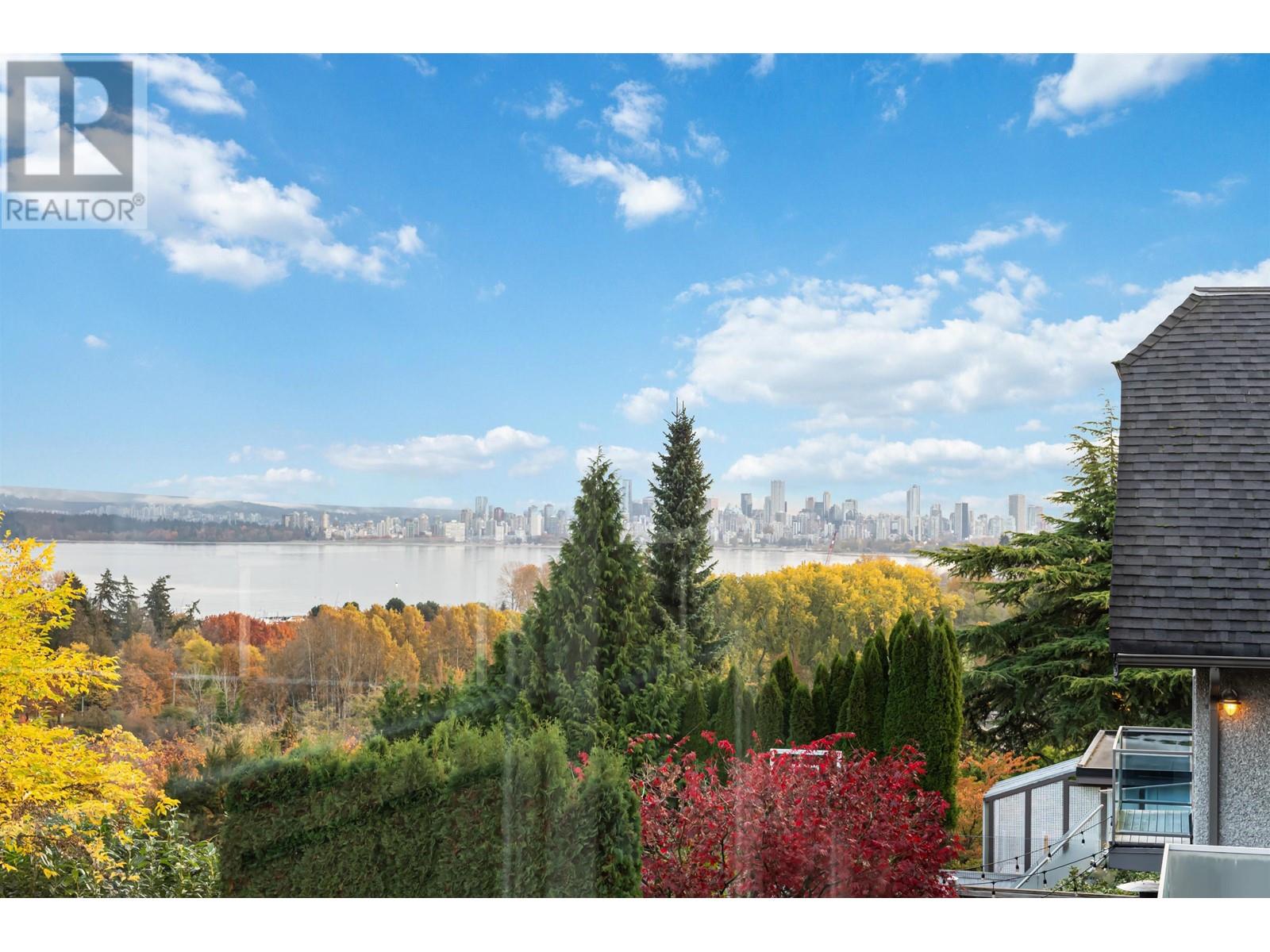 Listing Picture 2 of 32 : 4569 W 2ND AVENUE, Vancouver / 溫哥華 - 魯藝地產 Yvonne Lu Group - MLS Medallion Club Member