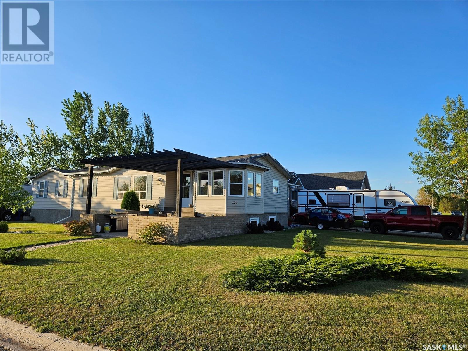 220 Fifth Street, Carnduff, Saskatchewan  S0C 0S0 - Photo 2 - SK984536