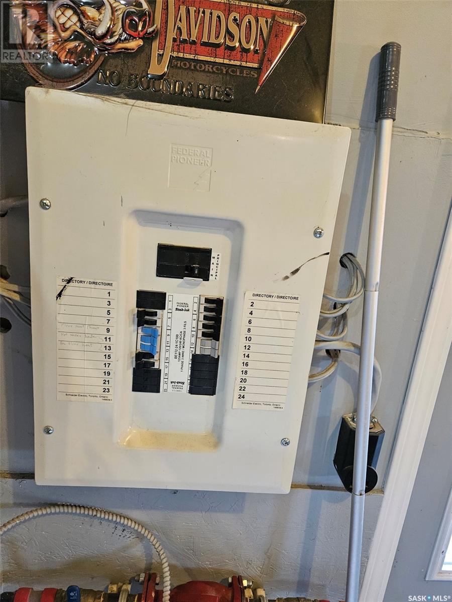 220 Fifth Street, Carnduff, Saskatchewan  S0C 0S0 - Photo 9 - SK984536