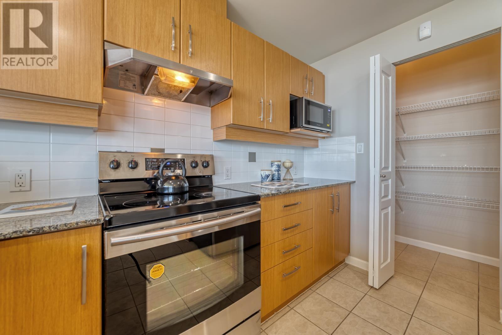 Listing Picture 11 of 30 : 803 9298 UNIVERSITY CRESCENT, Burnaby / 本拿比 - 魯藝地產 Yvonne Lu Group - MLS Medallion Club Member