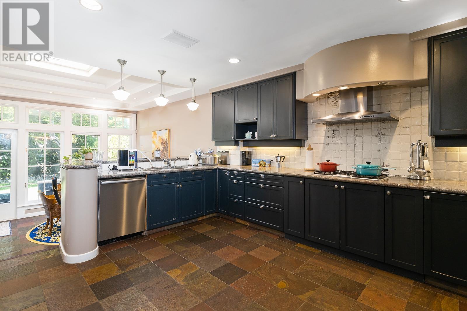 Listing Picture 13 of 40 : 1649 W 29TH AVENUE, Vancouver / 溫哥華 - 魯藝地產 Yvonne Lu Group - MLS Medallion Club Member