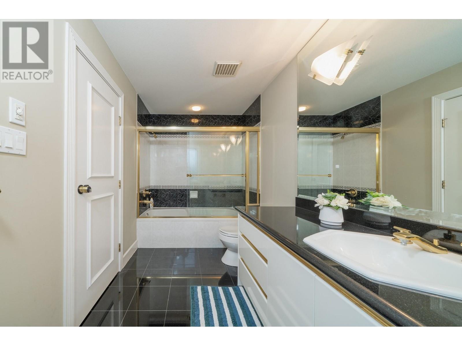 Listing Picture 20 of 32 : 5851 GIBBONS DRIVE, Richmond / 烈治文 - 魯藝地產 Yvonne Lu Group - MLS Medallion Club Member