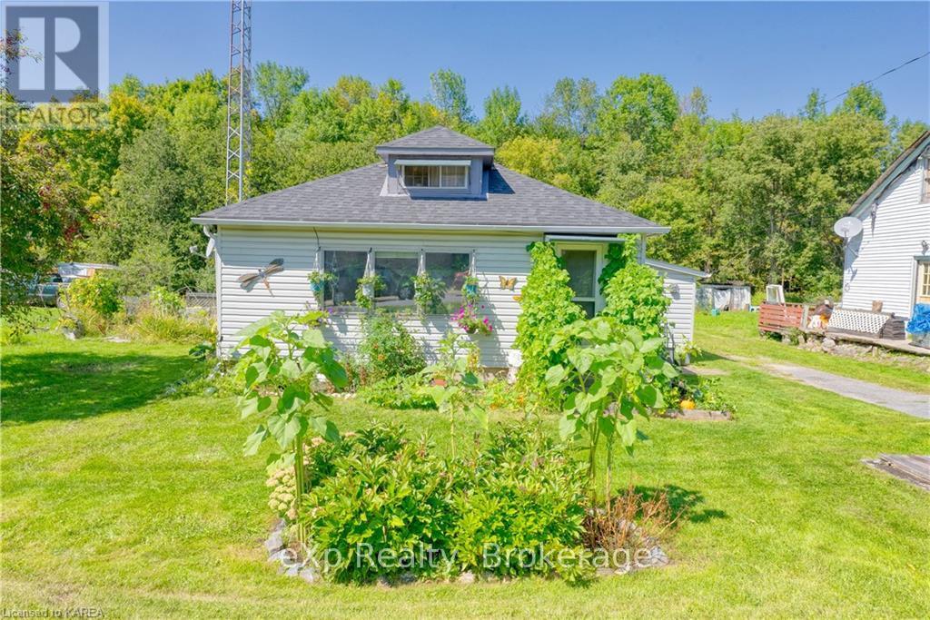 1018 Queen Street, Central Frontenac, Ontario  K0H 1B0 - Photo 2 - X9412171