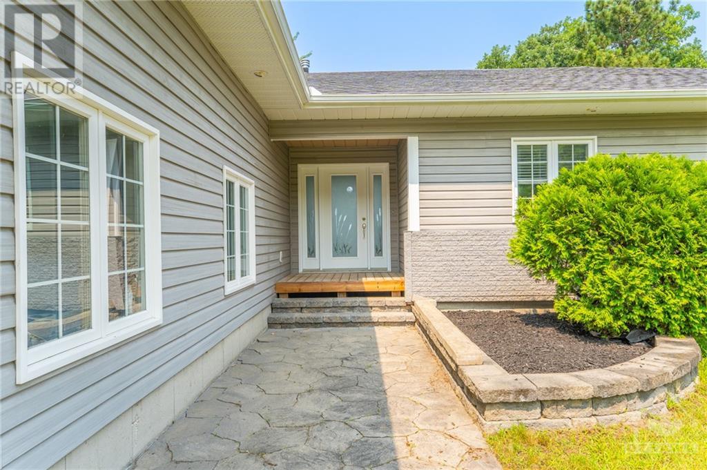 910 Bayview DriveOttawa, Ontario  K0A 3M0 - Photo 2 - X10418809