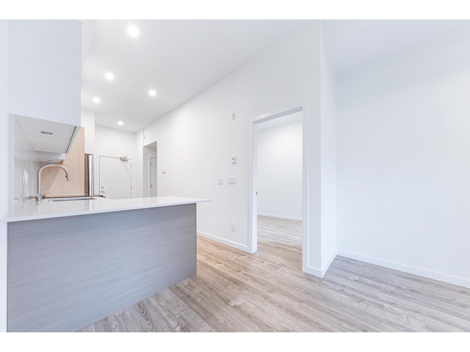 W108 10828 139a Street Street, Surrey, British Columbia  V3R 3E5 - Photo 4 - R2940478
