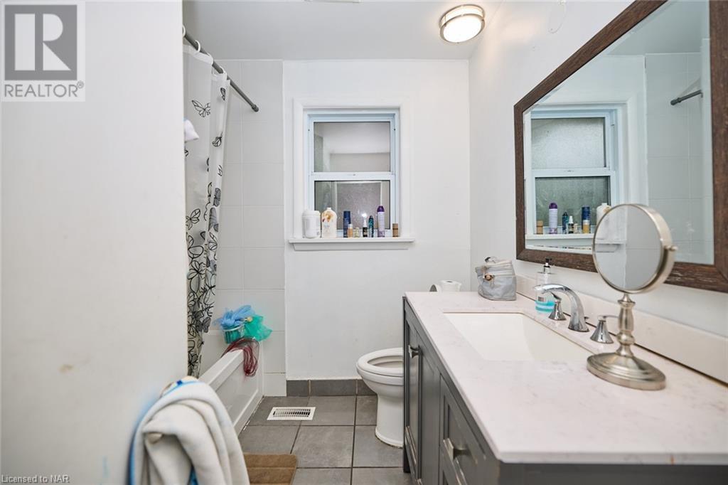 5 East Hampton Road, St. Catharines, Ontario  L2T 3C9 - Photo 8 - 40668567