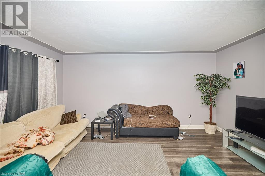 5 East Hampton Road, St. Catharines, Ontario  L2T 3C9 - Photo 6 - 40668567