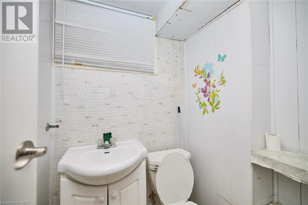 5 East Hampton Road, St. Catharines, Ontario  L2T 3C9 - Photo 15 - 40668567