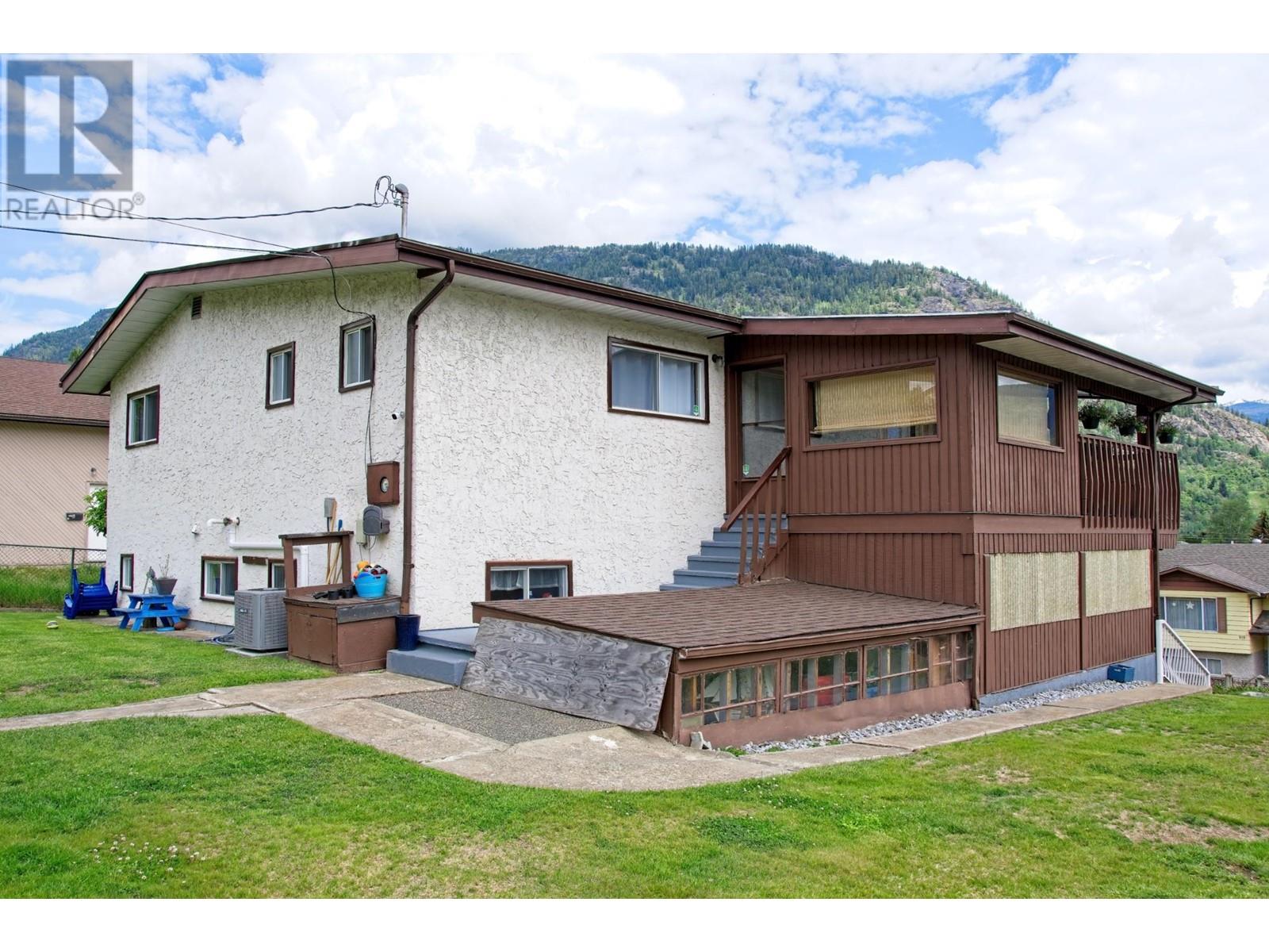 520 10TH Avenue Castlegar