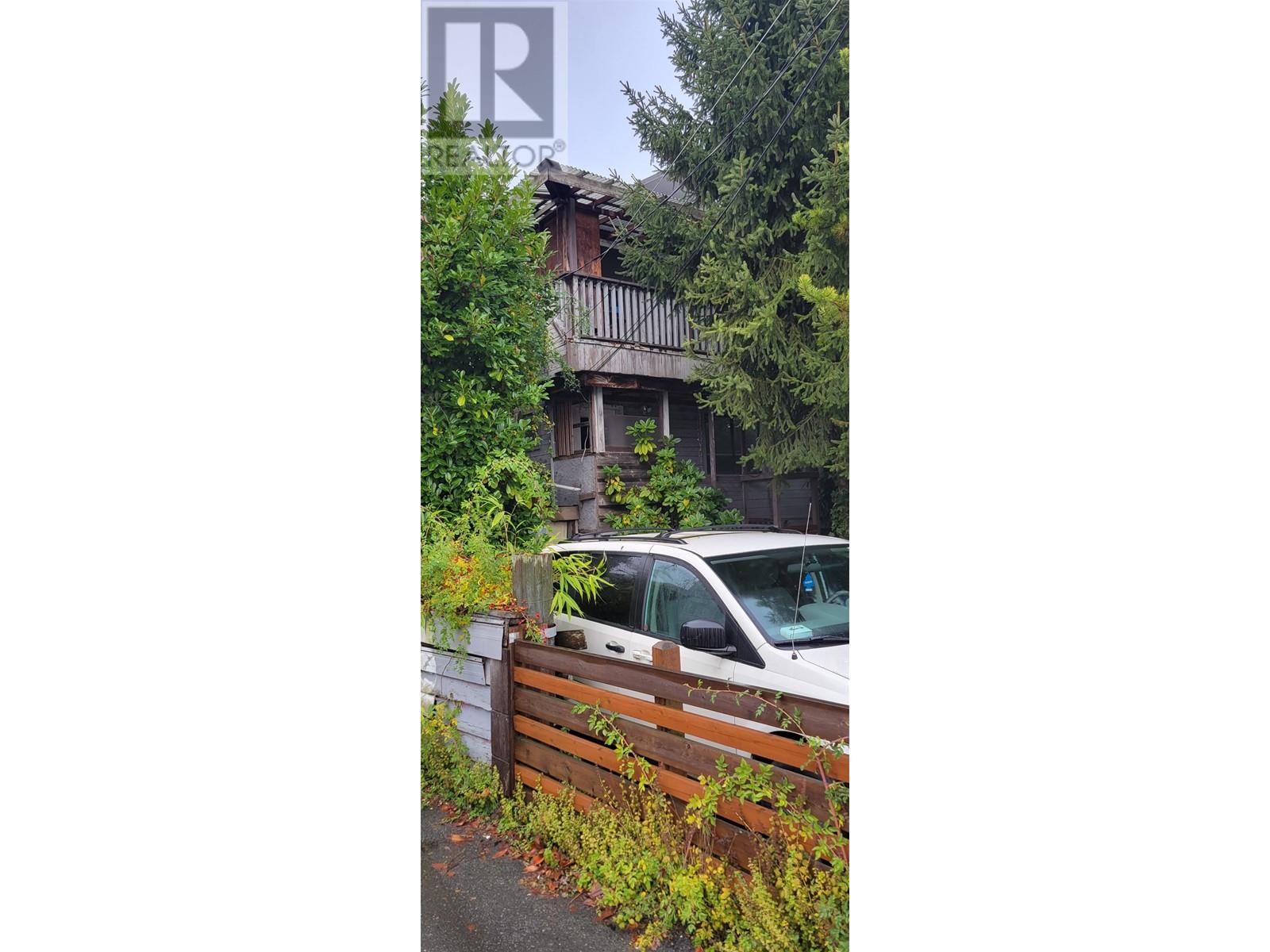 Listing Picture 2 of 4 : 2413 COLLINGWOOD STREET, Vancouver / 溫哥華 - 魯藝地產 Yvonne Lu Group - MLS Medallion Club Member