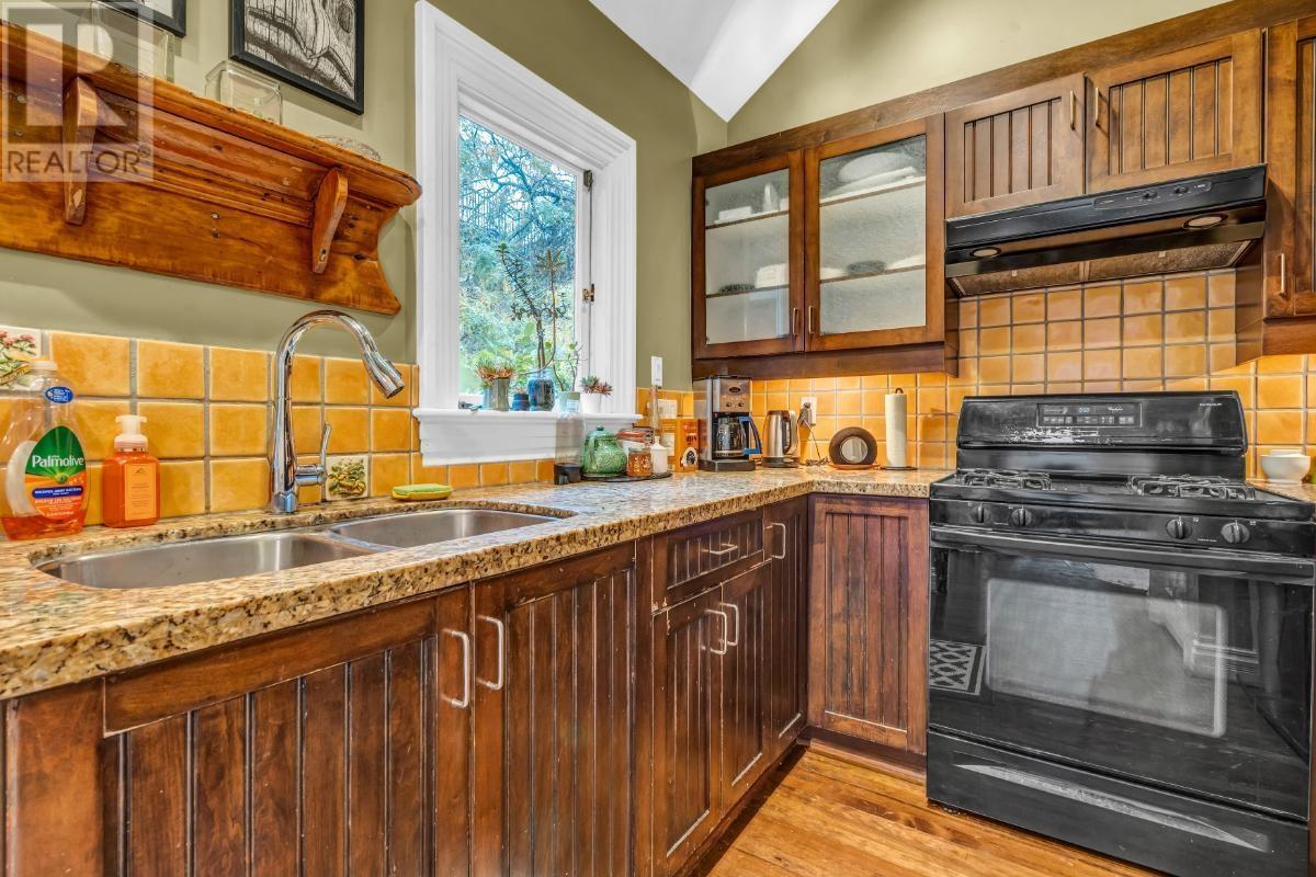 Listing Picture 10 of 29 : 1117-1119 PENDRELL STREET, Vancouver / 溫哥華 - 魯藝地產 Yvonne Lu Group - MLS Medallion Club Member