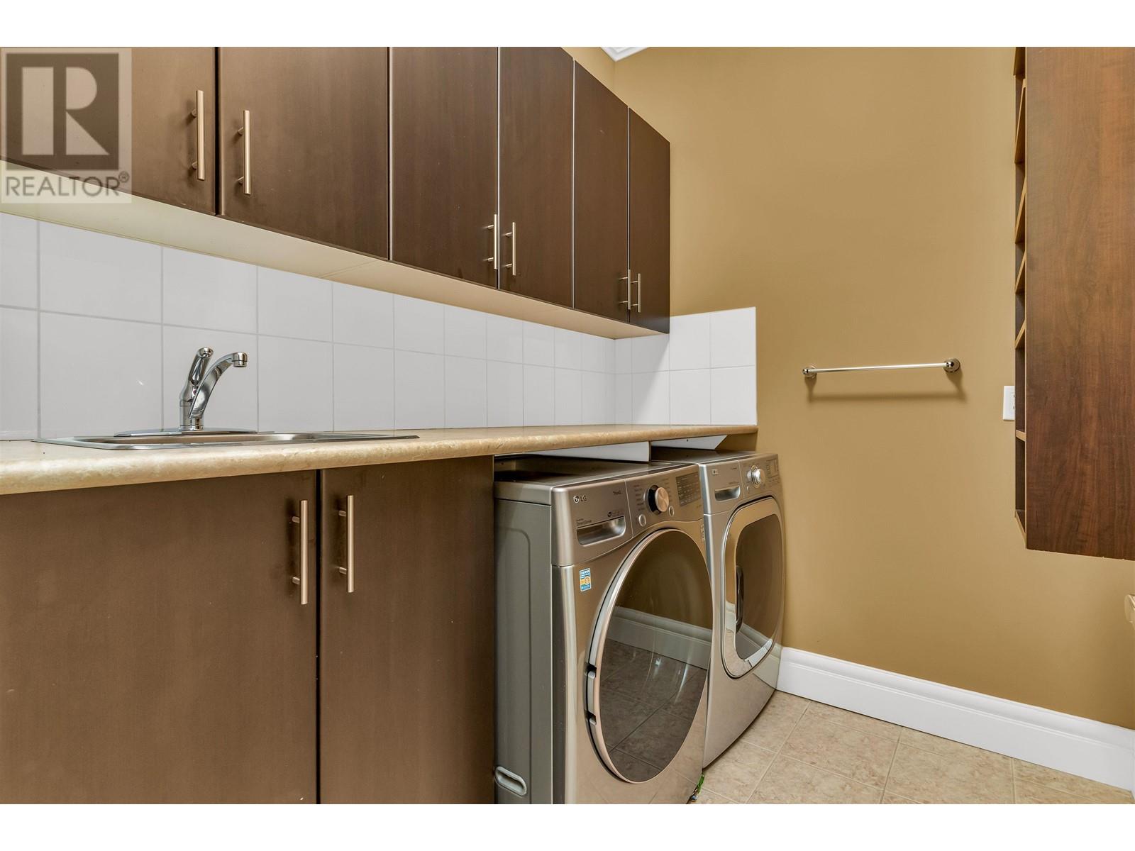 Listing Picture 15 of 36 : 7960 SUNNYHOLME CRESCENT, Richmond / 烈治文 - 魯藝地產 Yvonne Lu Group - MLS Medallion Club Member