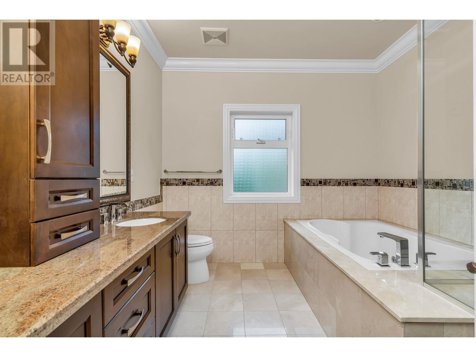 Listing Picture 25 of 36 : 7960 SUNNYHOLME CRESCENT, Richmond / 烈治文 - 魯藝地產 Yvonne Lu Group - MLS Medallion Club Member