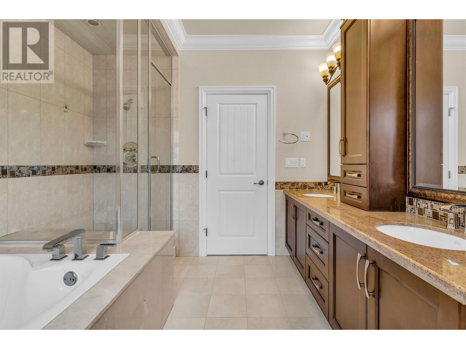 Listing Picture 24 of 36 : 7960 SUNNYHOLME CRESCENT, Richmond / 烈治文 - 魯藝地產 Yvonne Lu Group - MLS Medallion Club Member