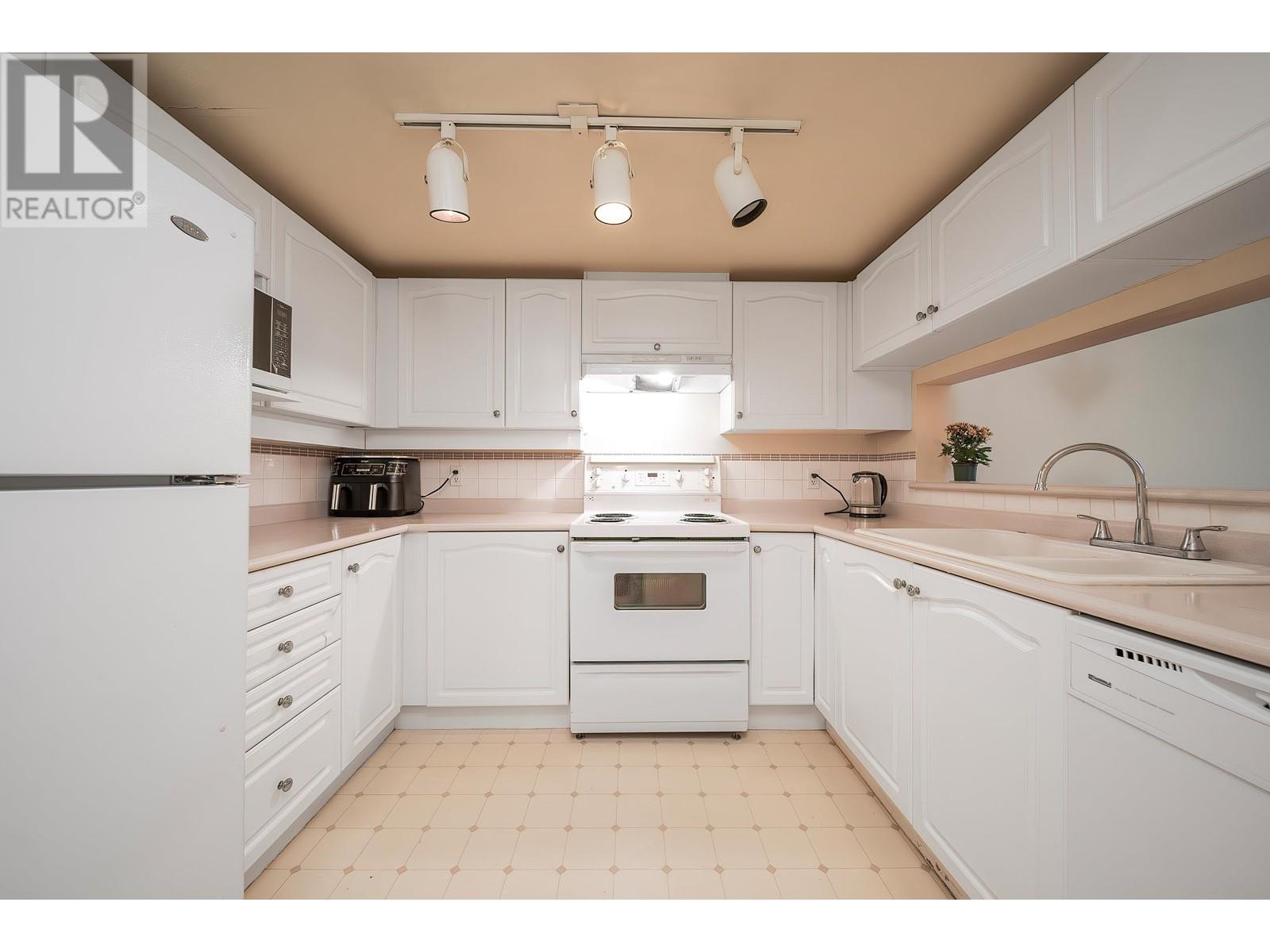 Listing Picture 12 of 23 : 302 7326 ANTRIM AVENUE, Burnaby / 本拿比 - 魯藝地產 Yvonne Lu Group - MLS Medallion Club Member