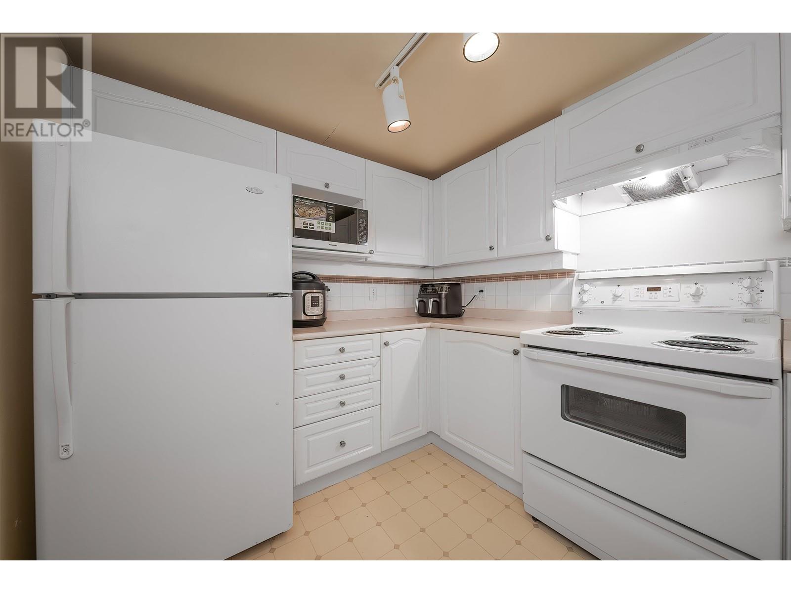 Listing Picture 13 of 23 : 302 7326 ANTRIM AVENUE, Burnaby / 本拿比 - 魯藝地產 Yvonne Lu Group - MLS Medallion Club Member