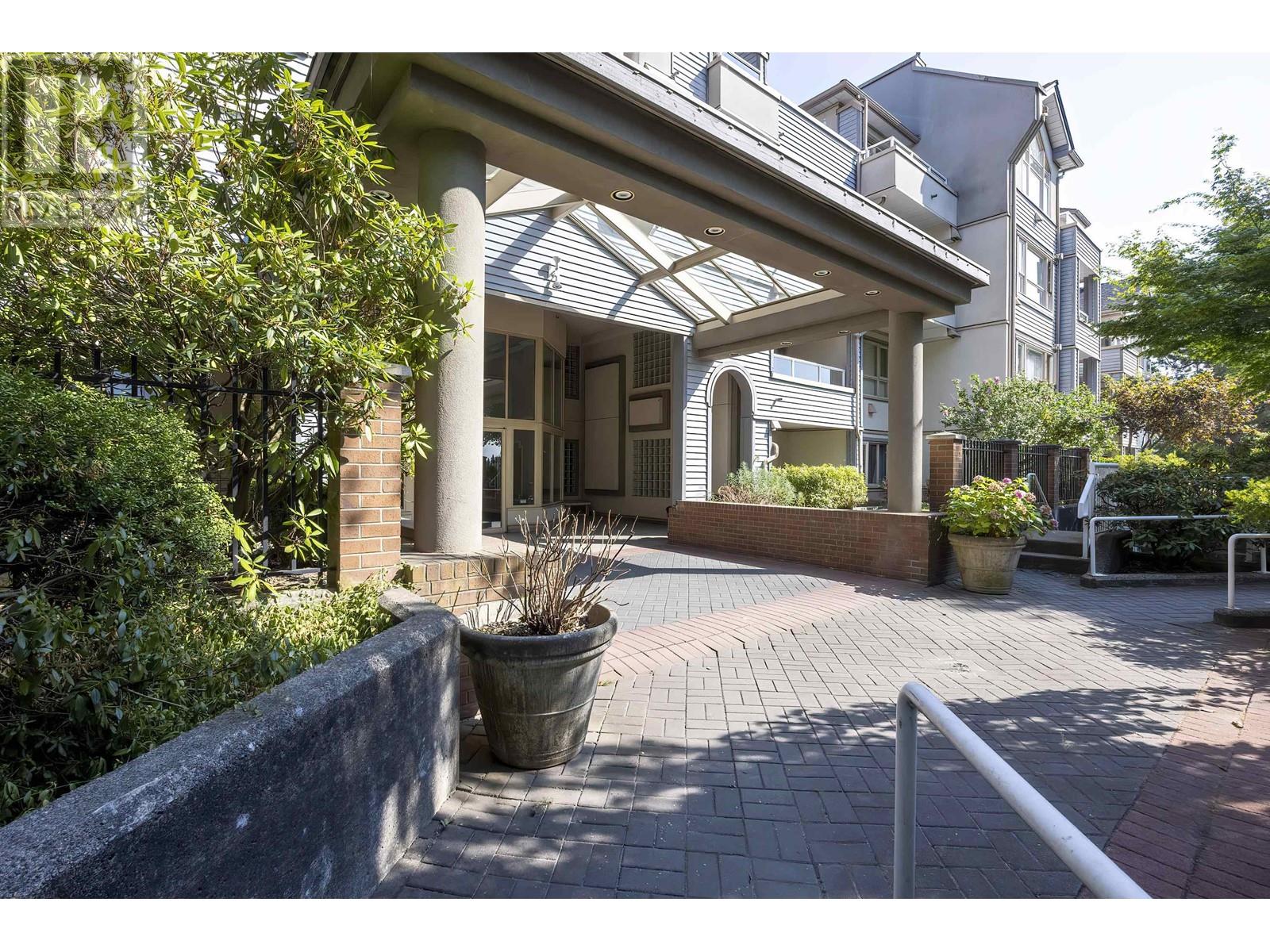 Listing Picture 3 of 23 : 302 7326 ANTRIM AVENUE, Burnaby / 本拿比 - 魯藝地產 Yvonne Lu Group - MLS Medallion Club Member